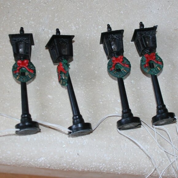 Christmas 1995 Lemax Dickensvale Porcelain Lighted House & Street Lamps - Picture 7 of 15